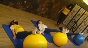 Niñas practican Pilates